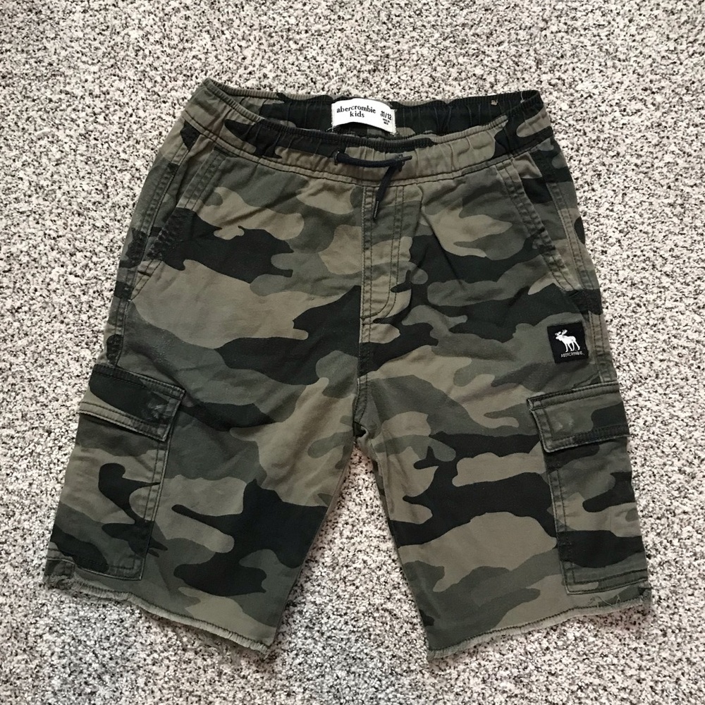Boys Camouflage Abercrombie Cargo Shorts
Size 11/12
